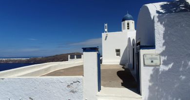 Zugang zur Panagia Theoskepasti vom Wanderpfad um den Skaros Rock