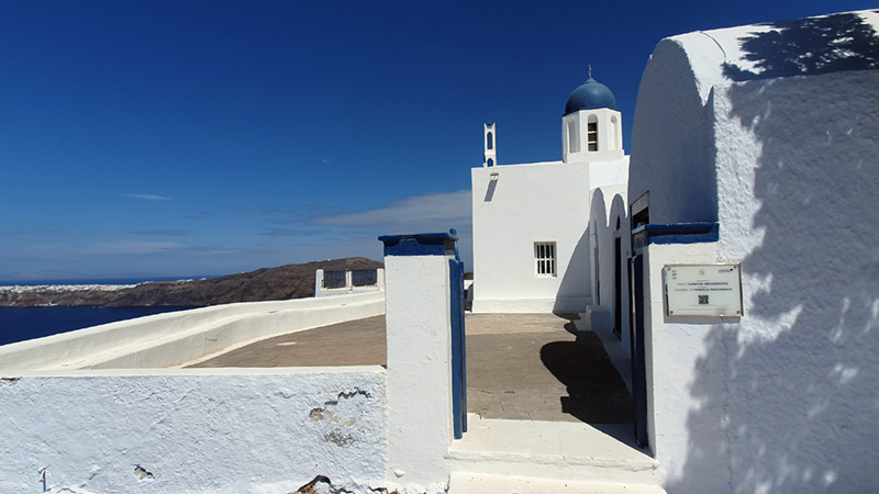 Zugang zur Panagia Theoskepasti vom Wanderpfad um den Skaros Rock Zugang zur Panagia Theoskepasti vom Wanderpfad um den Skaros Rock