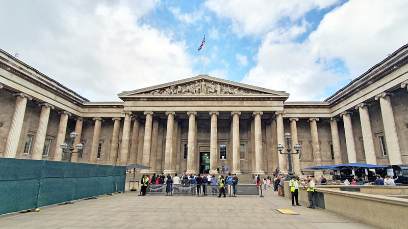 Der Eingang zum British Museum Der Eingang zum British Museum