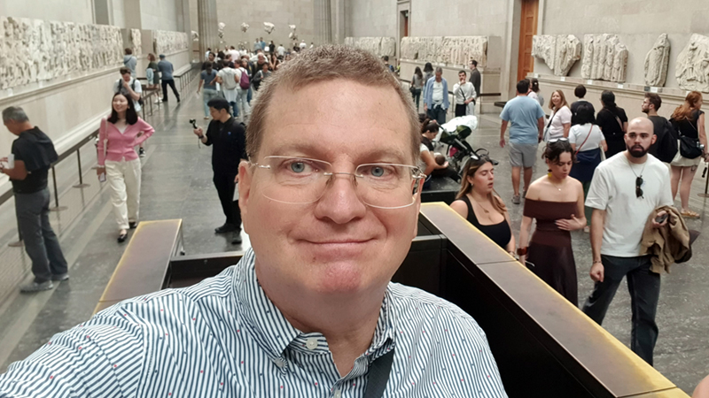 Roland beim Parthenonfries im British Museum Roland beim Parthenonfries im British Museum
