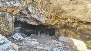 Eingang zur Höhle von Kato Peristeras