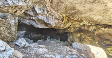Eingang zur Höhle von Kato Peristeras